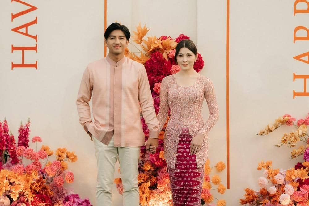 Berbunga-bunga 🌸Dekorasi lamaran sesuai kesukaan kita berdua; sunset. Terima kasih @delavender_.jpg