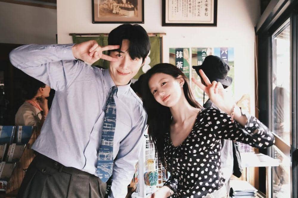 Potret Kedekatan Go Youn Jung dan Kim Seon Ho di Balik Layar