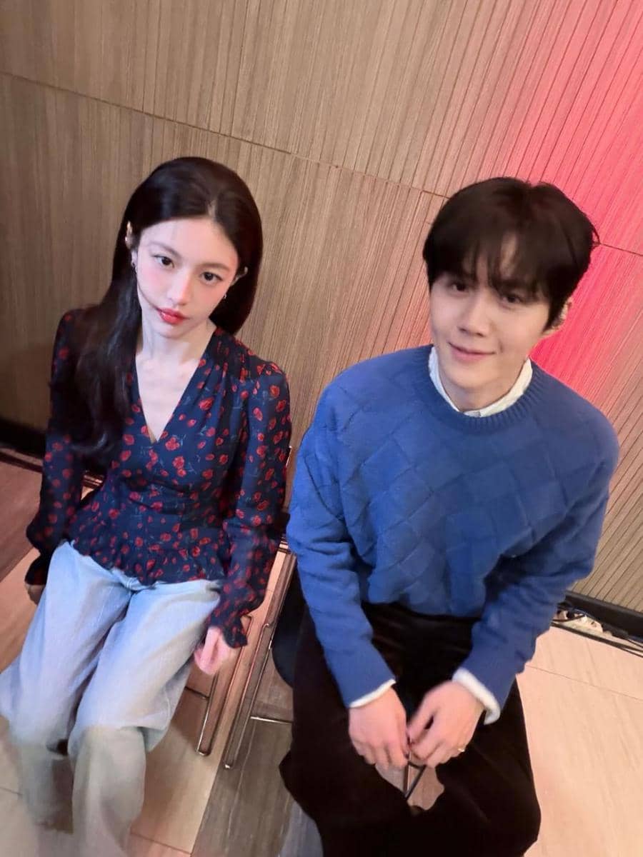 Potret Kedekatan Go Youn Jung dan Kim Seon Ho di Balik Layar