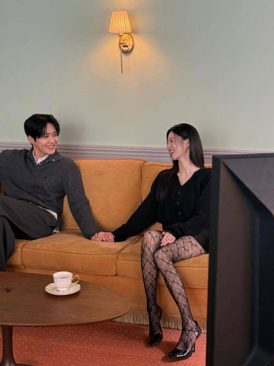 Potret Kedekatan Go Youn Jung dan Kim Seon Ho di Balik Layar