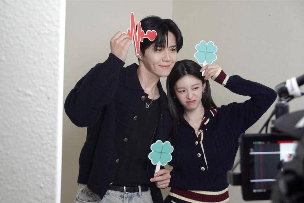 Potret Kedekatan Go Youn Jung dan Kim Seon Ho di Balik Layar