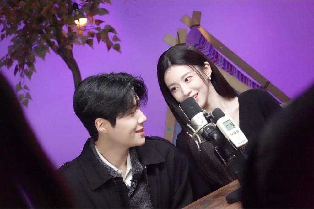 Potret Kedekatan Go Youn Jung dan Kim Seon Ho di Balik Layar