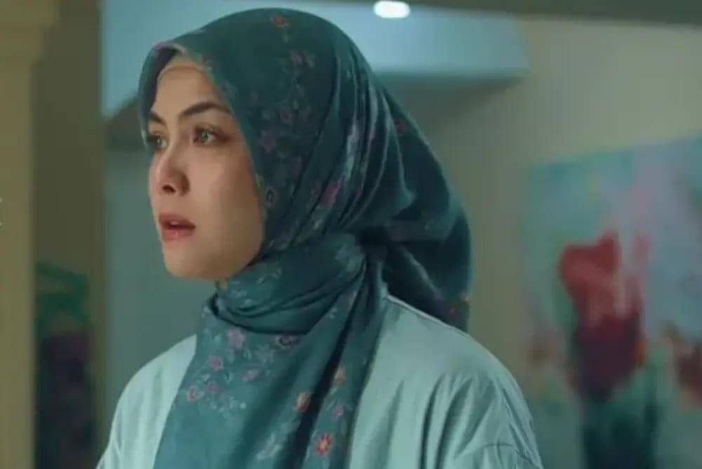 Nggak ada yang lebih kuat dari perempuan yang memilih bertahan demi anaknya.#FilmTBKM #TuhanBen (1).jpg