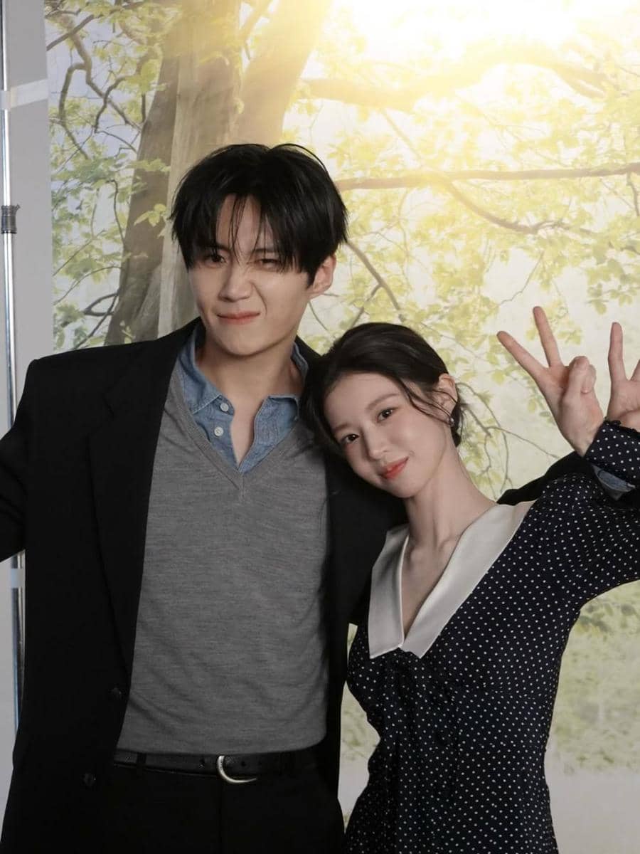 Potret Kedekatan Go Youn Jung dan Kim Seon Ho di Balik Layar