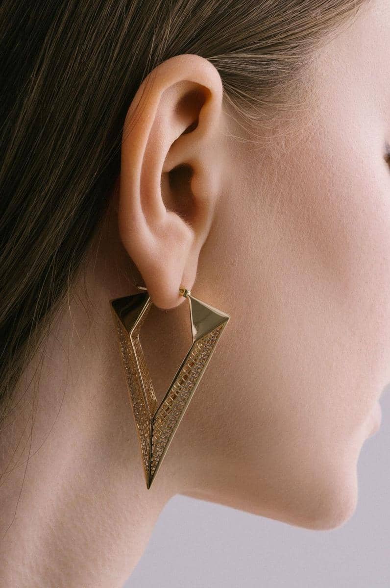 Anting Bersudut Tajam