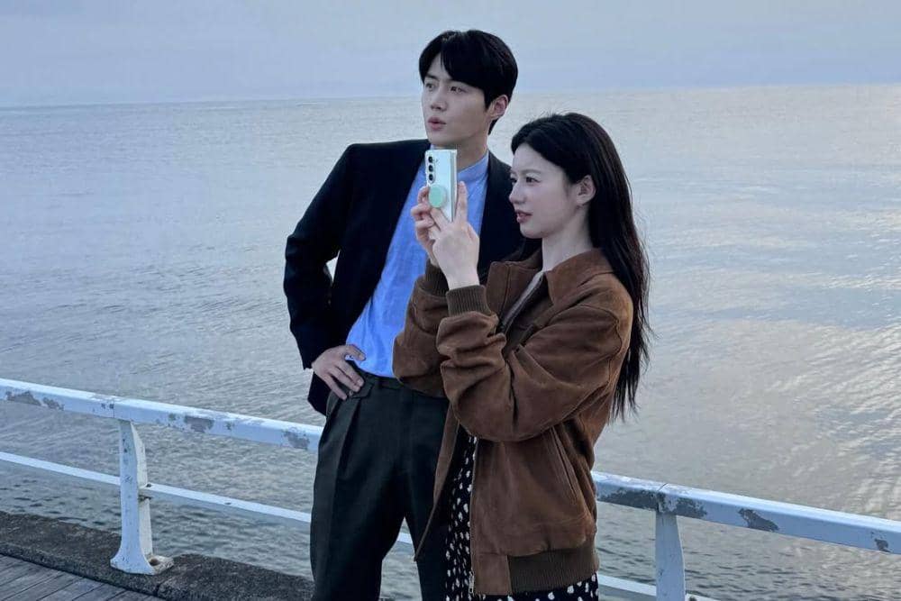 Potret Kedekatan Go Youn Jung dan Kim Seon Ho di Balik Layar