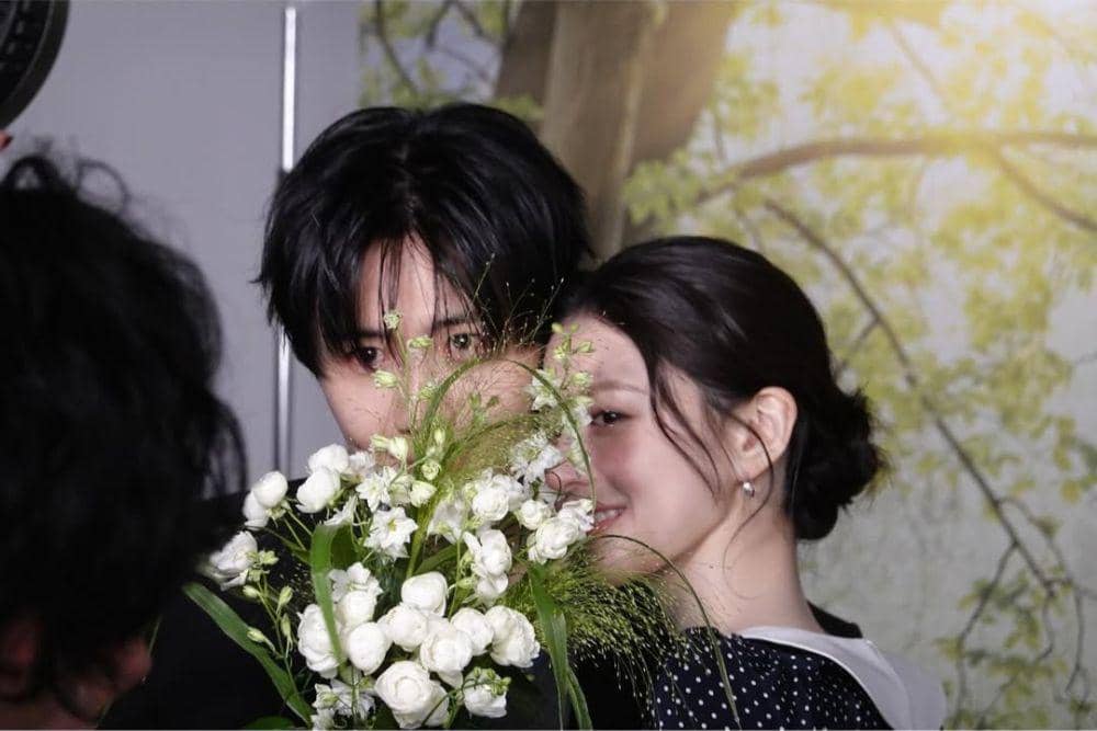 Potret Kedekatan Go Youn Jung dan Kim Seon Ho di Balik Layar