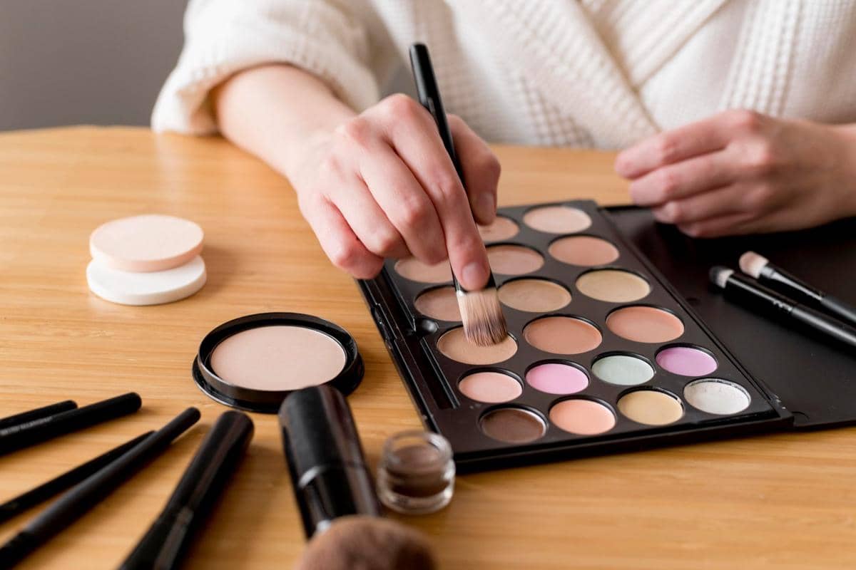 Apakah Makeup Boleh Dibawa Salat? Ini Penjelasan Lengkapnya