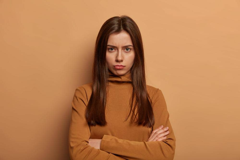 ilustrasi perempuan baju cokelat (freepik.com/wayhomestudio)