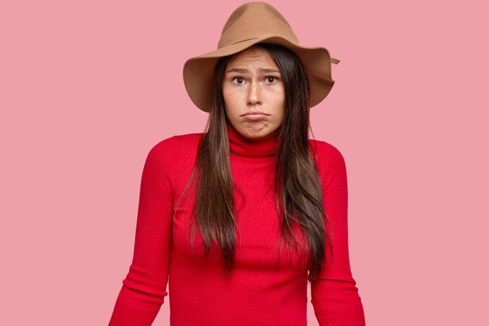 ilustrasi perempuan baju merah (freepik.com/wayhomestudio)