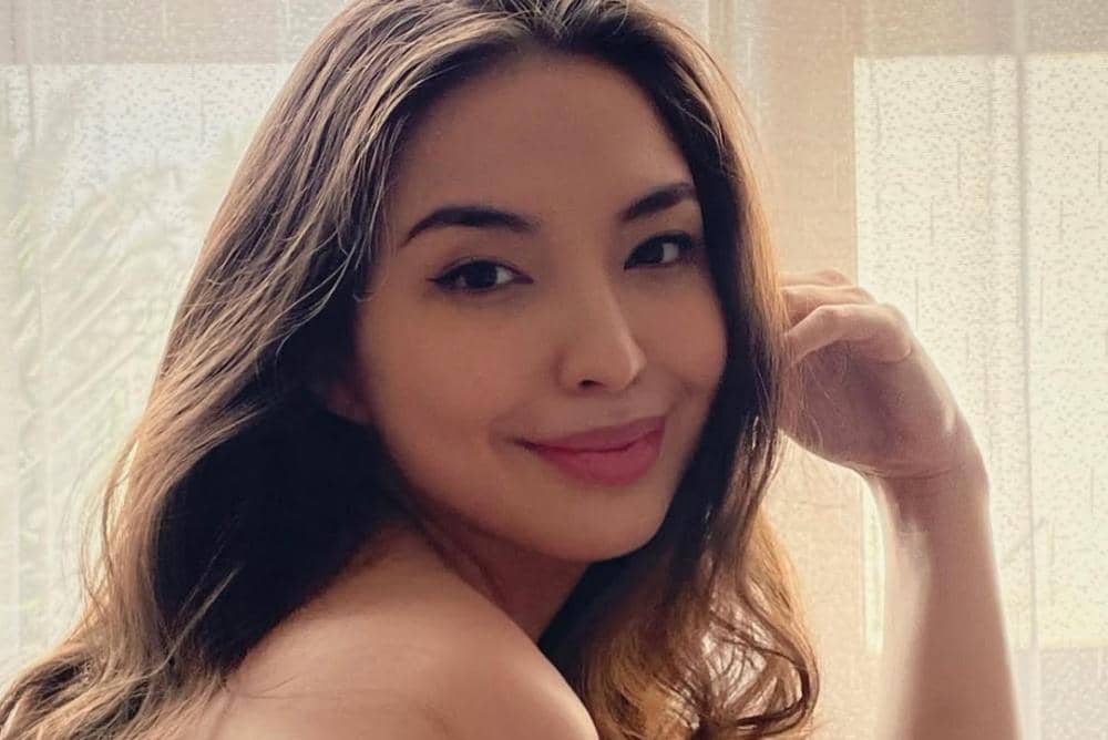 Beautiful sleep dress by @laceandrosesid 🌷I’m wearing the “Azalea” Signature nap dress.jpg