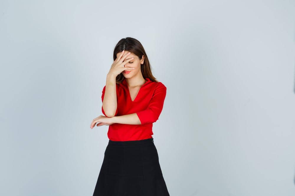 ilustrasi perempuan berbaju merah (freepik.com/8photo)