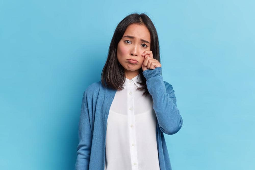 ilustrasi perempuan sedih (freepik.com/wayhomestudio)