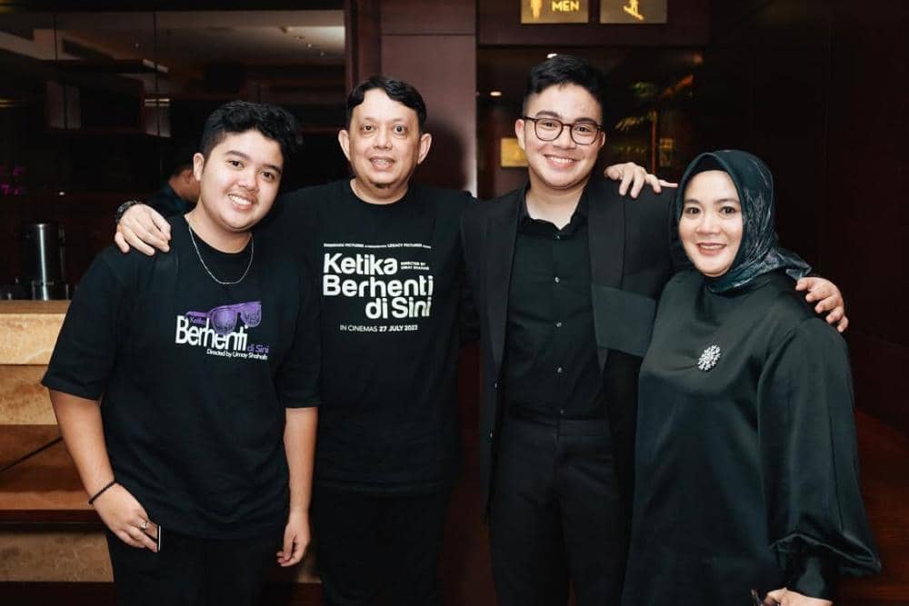 ku dedikasikan film #KetikaBerhentidiSini untuk semua orang-orang tersayang yang ada di foto ini.jpg