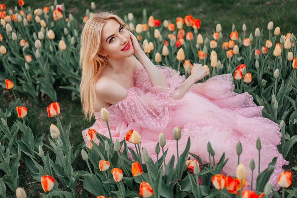 ilustrasi perempuan senyum (pexels.com/Karina Rymarchuk)