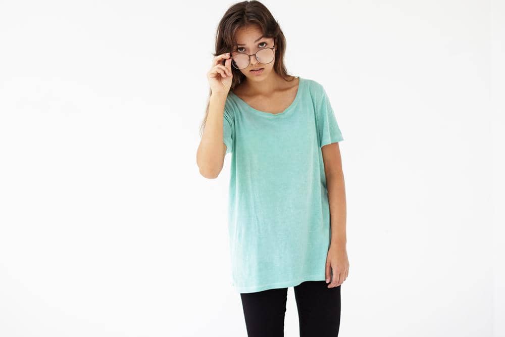 ilustrasi perempuan baju hijau mint (freepik.com/shurkin_son)