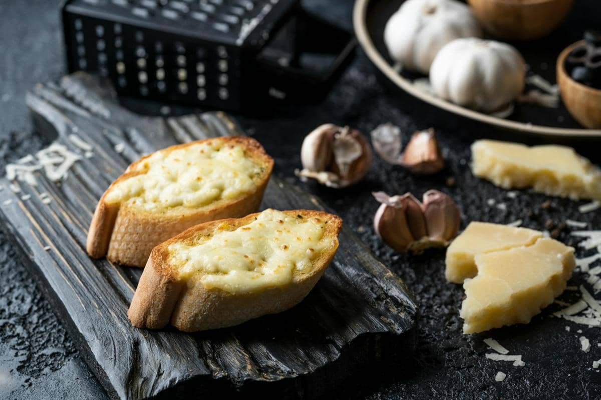 Resep Garlic Cheese Bread yang Gurih, Renyah, dan Lumer