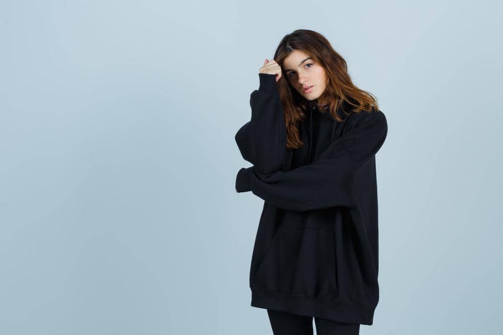 ilustrasi perempuan berbaju hitam (freepik.com/8photo)