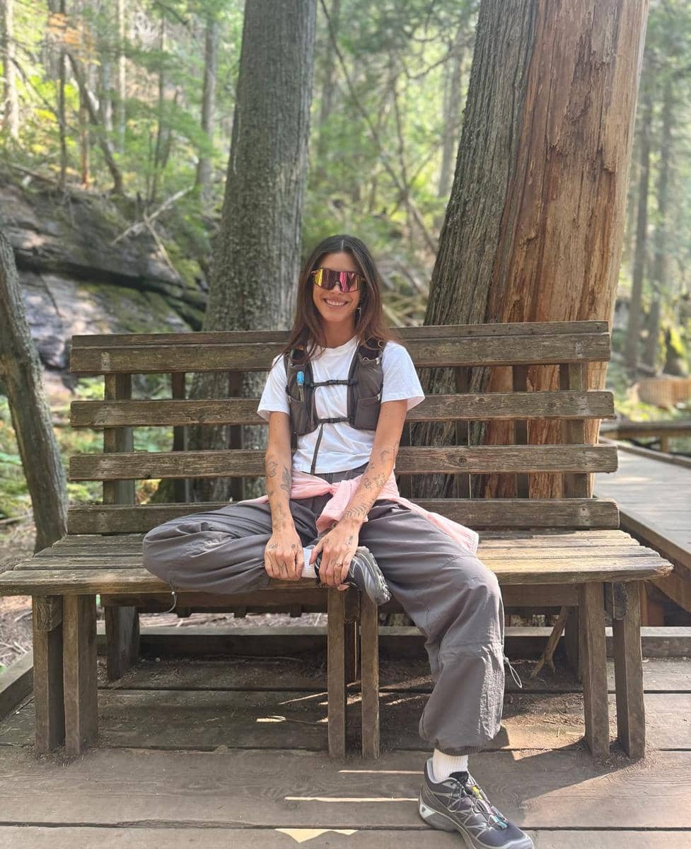 Track Pants, kaus, dan utility vest