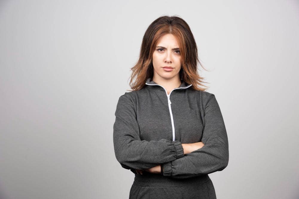 ilustrasi perempuan berbaju abu-abu (freepik.com/azerbaijan_stockers)