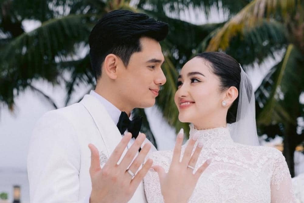 its official! we’re married! 🤍.wedding ring @adellejewellery captured by @venemapictures.jpg