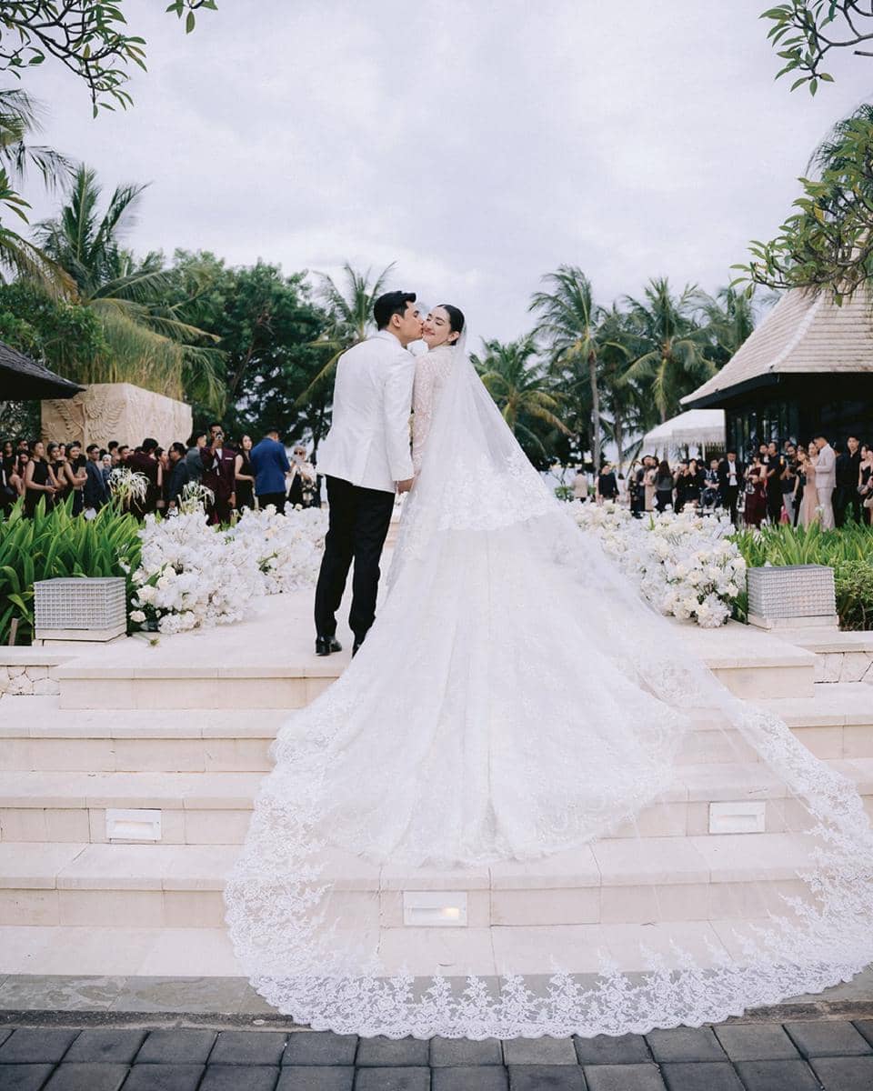 From the wedding of Rayn & RantyPhotographed by @abcdamar_ @natanaelyefta #vnmdmr #vnmnatWO @bal-3.jpg