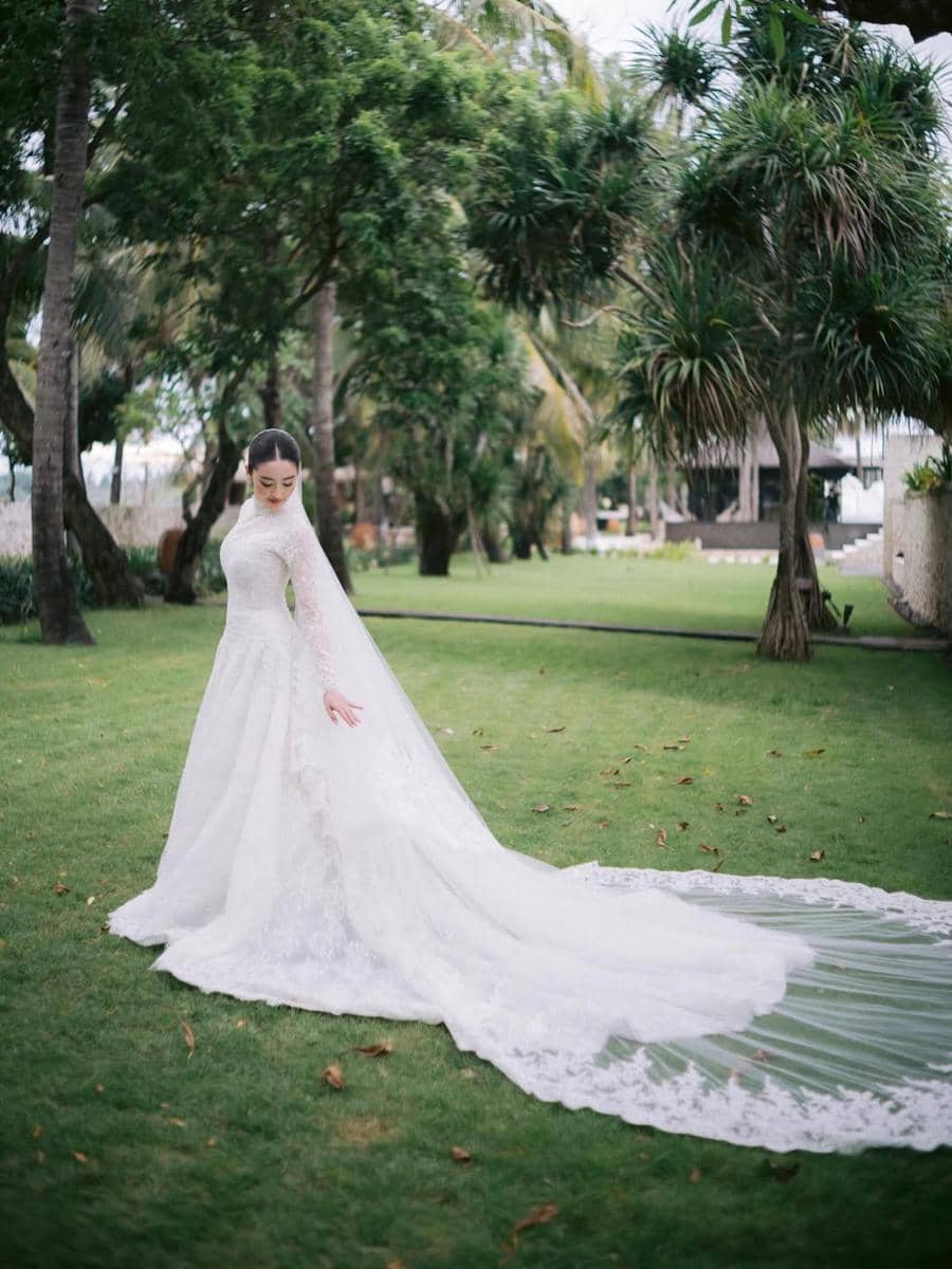 my dream wedding look 🤍 wedding dress @hiantjen make up @andychunmakeup hair do @ayuhairstylist-3.jpg