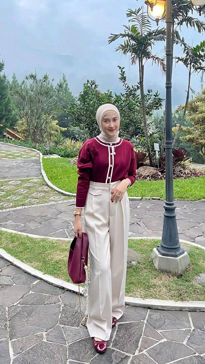 baju warna burgundy cocok dengan jilbab warna apa
