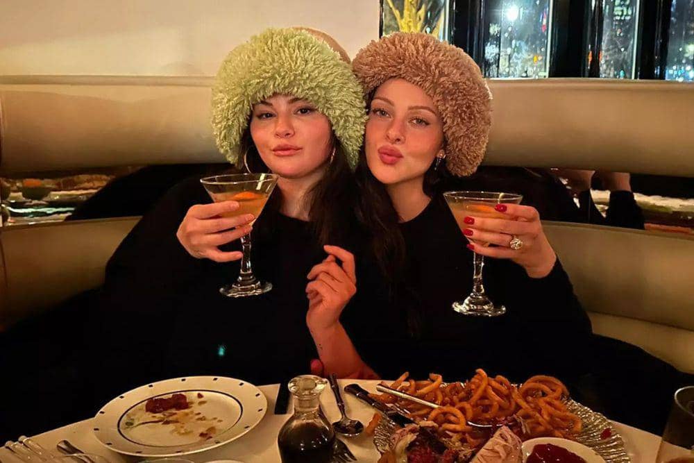 Nicola Peltz dan Selena Gomez