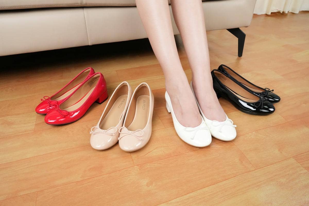 5 Tips Membuat Flat Shoes Terlihat Lebih Stylish dan Elegan