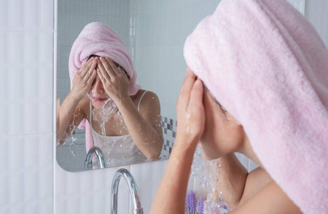 mencuci muka (freepik.com/jcomp)