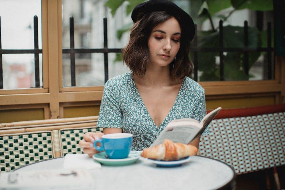 ilustrasi nongkrong di kafe (pexels.com/Bethany Ferr)