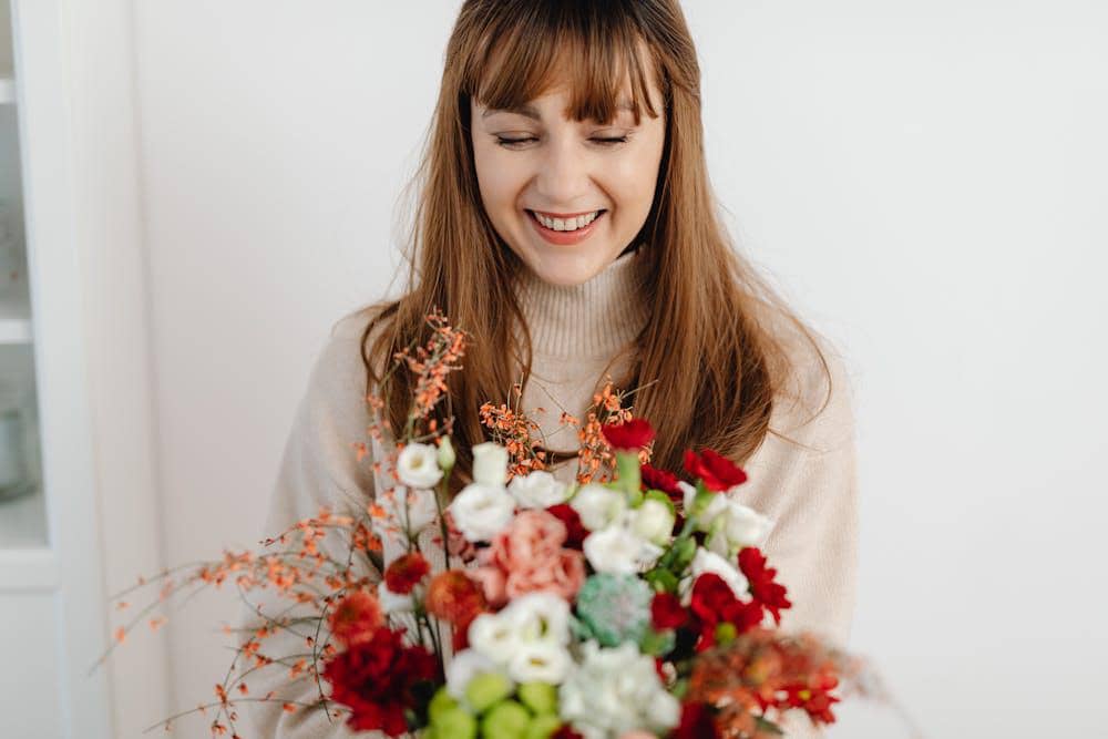 ilustrasi perempuan memegang buket bunga (pexels.com/Karolina Grabowska www.kaboompics.com)