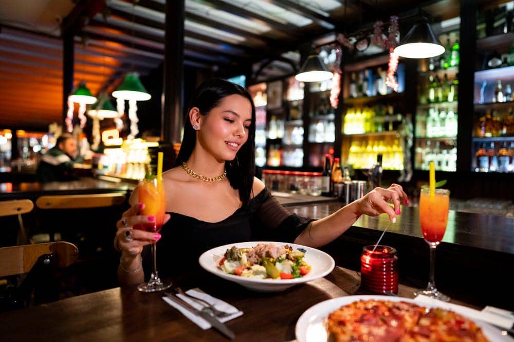 ilustrasi perempuan dinner (pexels.com/Kadir Avşar)