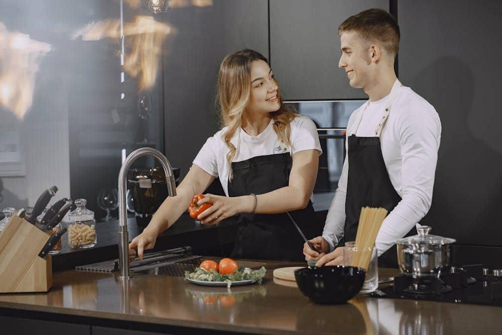 ilustrasi masak bareng pasangan (pexels.com/Gustavo Fring)
