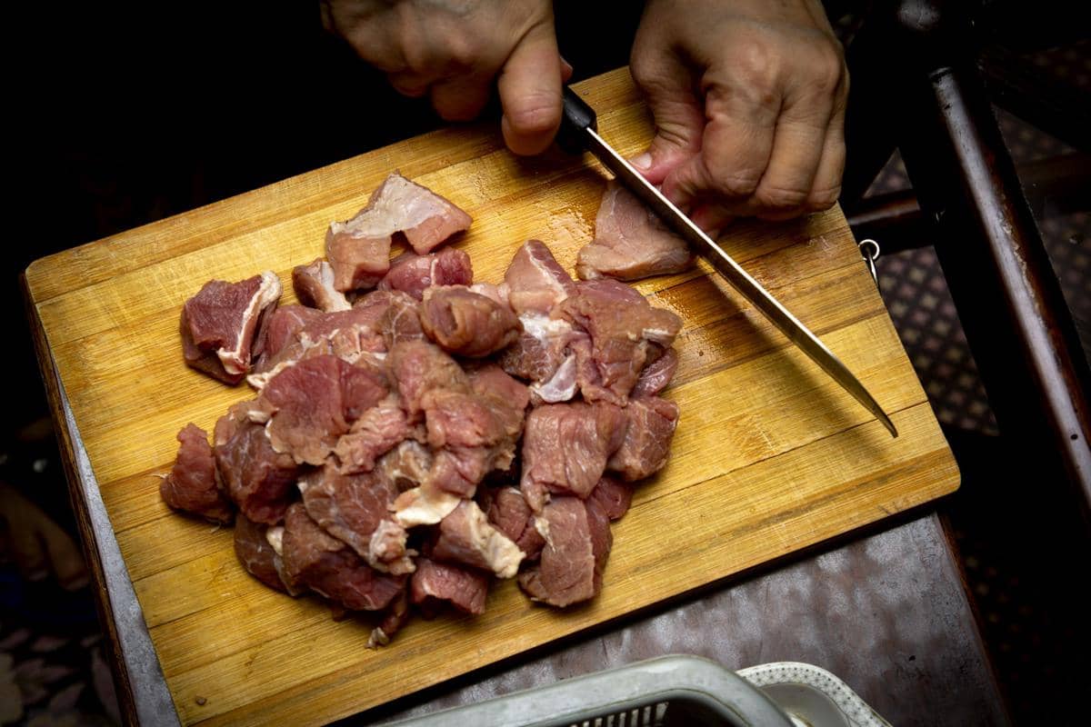 ilustrasi memotong daging