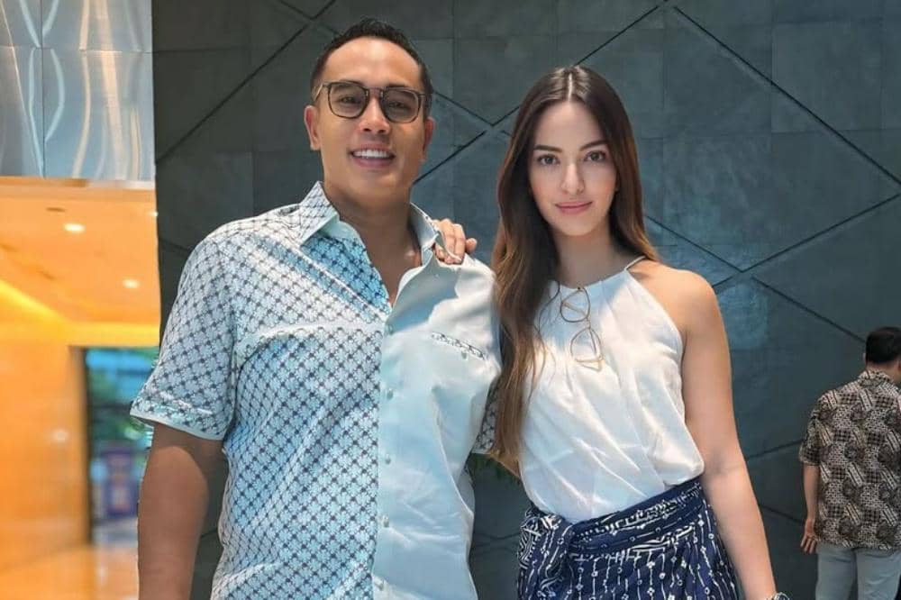 Hari batik nasional di Kantor.. lanjut dinner tapi anak anak udah ga pake batik🙄🙄❤️❤️.jpg