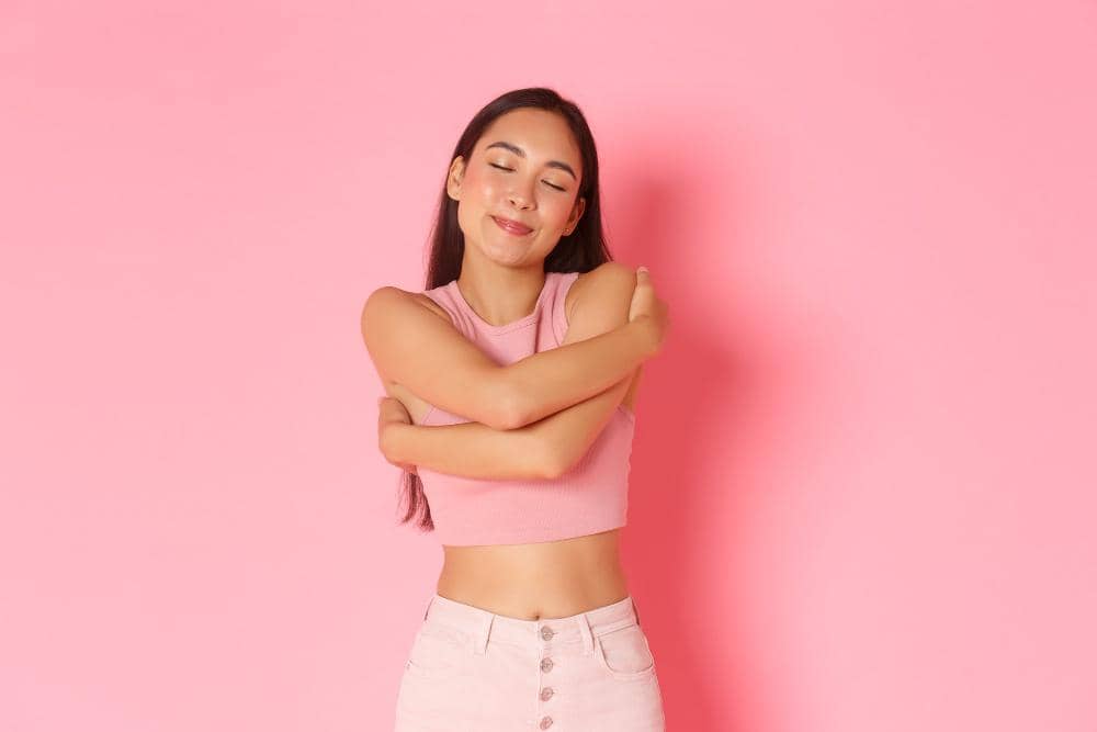 ilustrasi memeluk diri sendiri (freepik.com/benzoix)