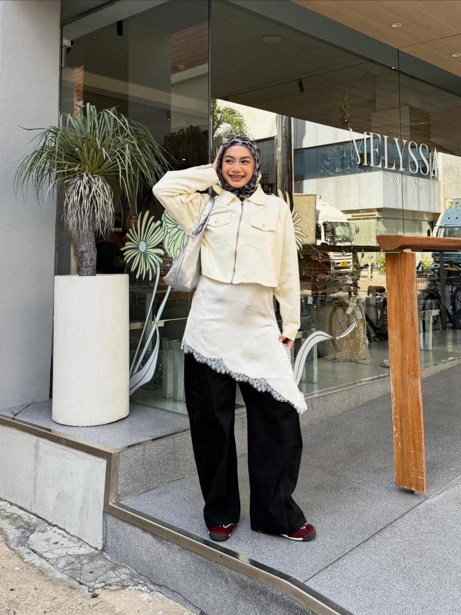 Gaya skirt over pants ala Adiva Selsa