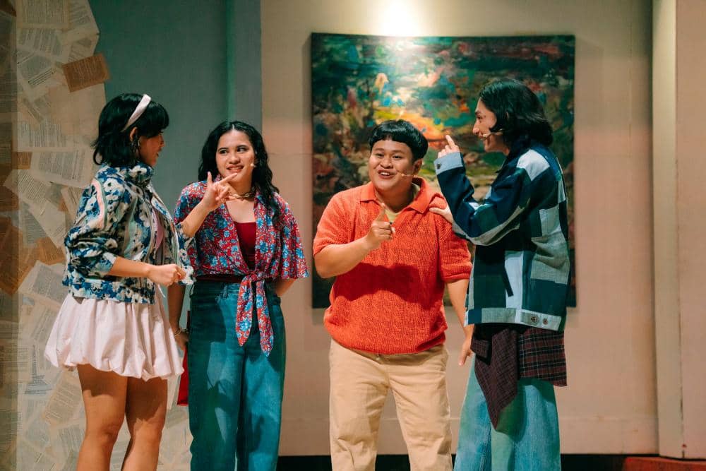 Pementasan Musikal Perahu Kertas - Kugy dan Keenan bersama sahabatnya, Noni dan Eko.jpg