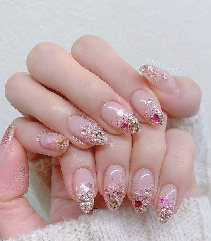 inspirasi nail art valentine soft glam dengan sentuhan glitter 