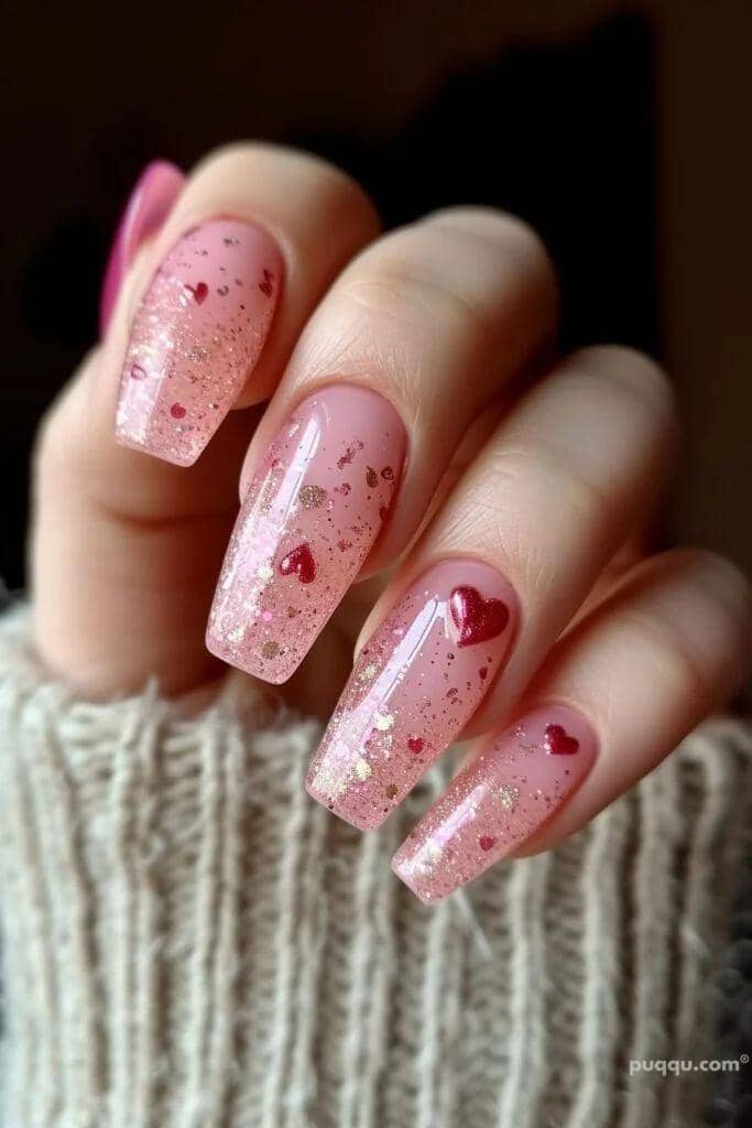 inspirasi nail art valentine soft glam dengan sentuhan glitter 