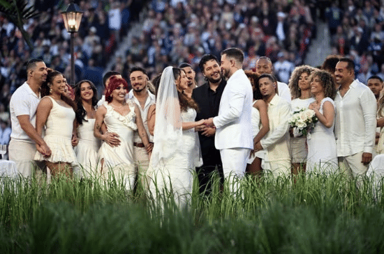 Pernikahan nyata di tengah pertunjukan