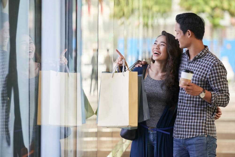 ilustrasi pasangan berbelanja di mall (freepik.com/pressfoto)