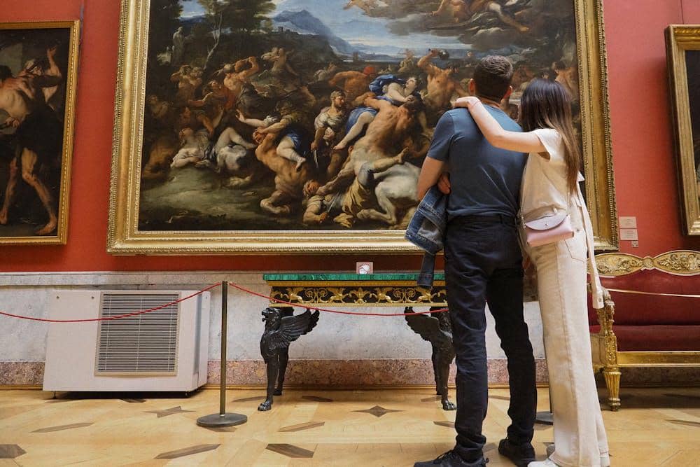 ilustrasi kencan di museum (pexels.com/Nadin Sh)