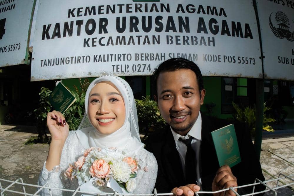 For Mbak Aprin (@aprinasprill ) and Mas Randi (@randi__kurniawan ), their wedding wasn’t about m.jpg