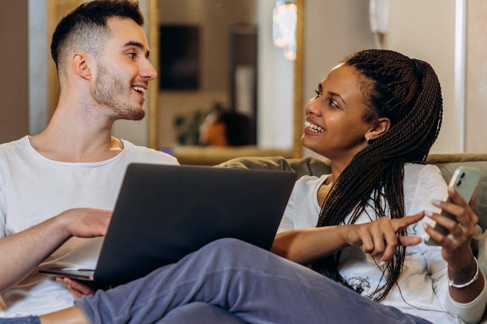 ilustrasi pasangan merencanakan pernikahan (pexels.com/Mikhail Nilov)