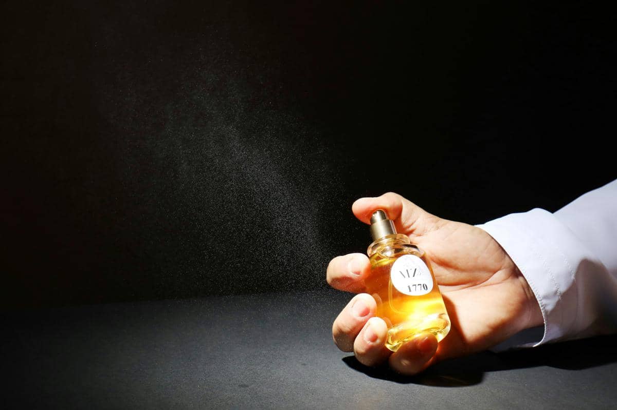 ilustrasi memakai parfum