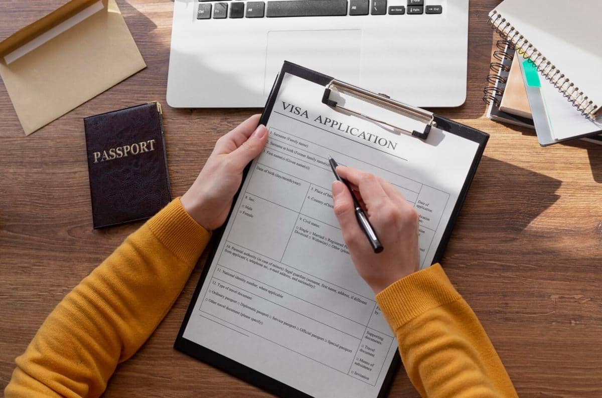 ilustrasi traveler mengajukan visa turis
