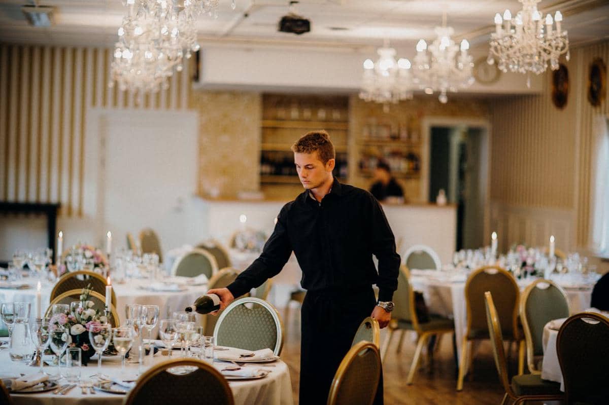 ilustrasi pelayan restoran